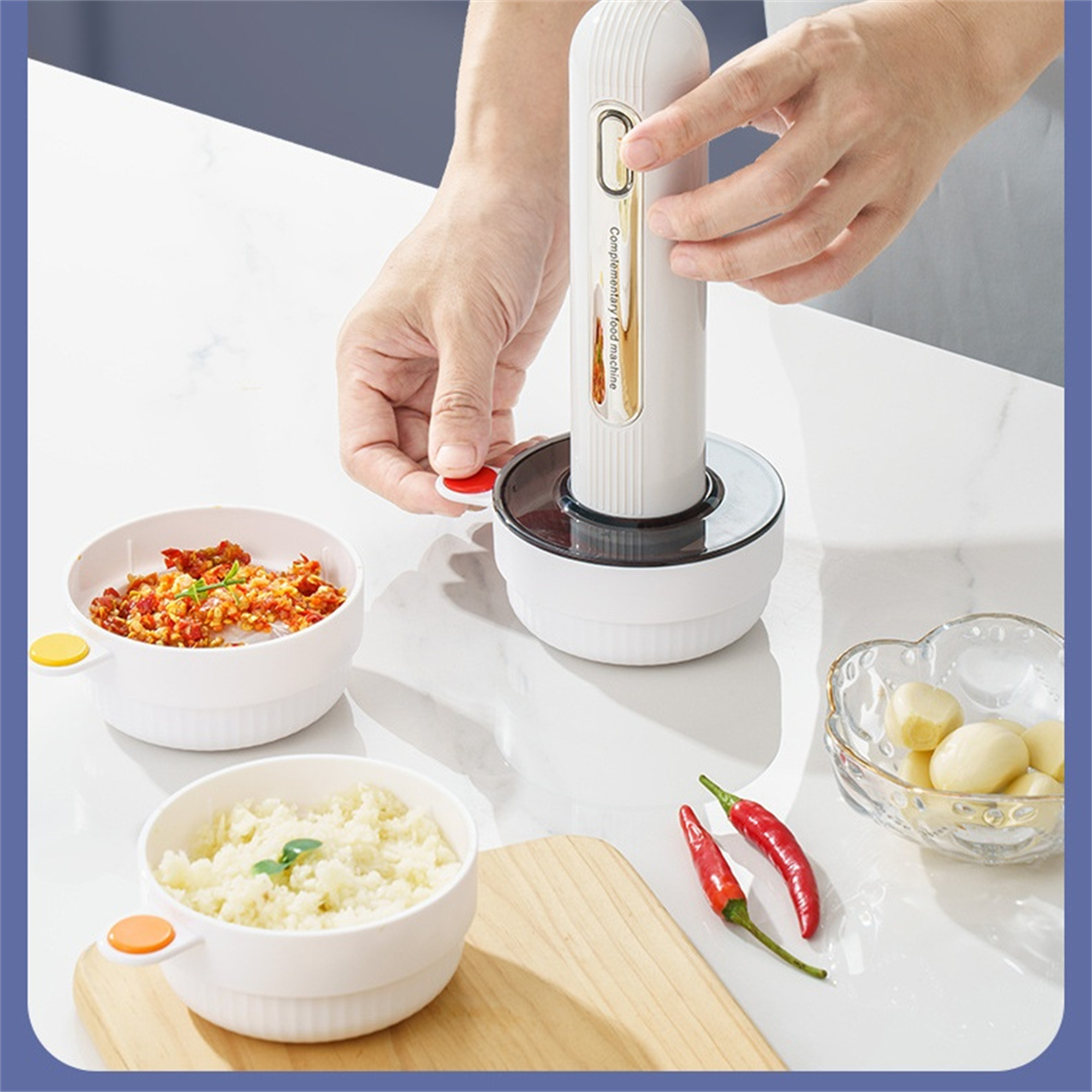 Hände, die einen Küchenhelfer benutzen, mit Schüsseln voller Zutaten, darunter gehacktes Essen, Reis und Chilischoten.