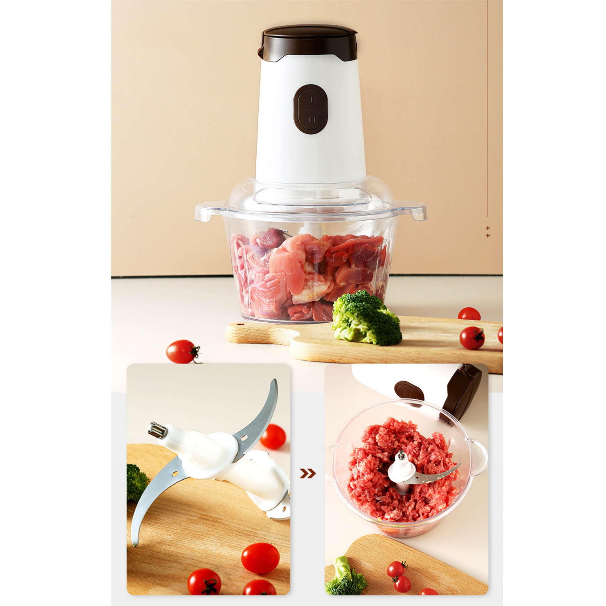 Ein weißer und brauner Food Processor mit Zutaten, darunter Fleisch und Tomaten, auf einem Holzbrett.