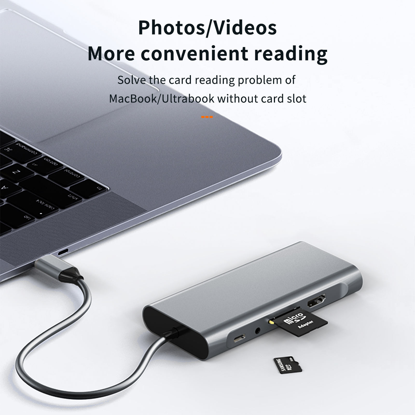 Ein silberner USB-Hub mit Laptop und Kartenleser mit eingelegter SD-Karte.