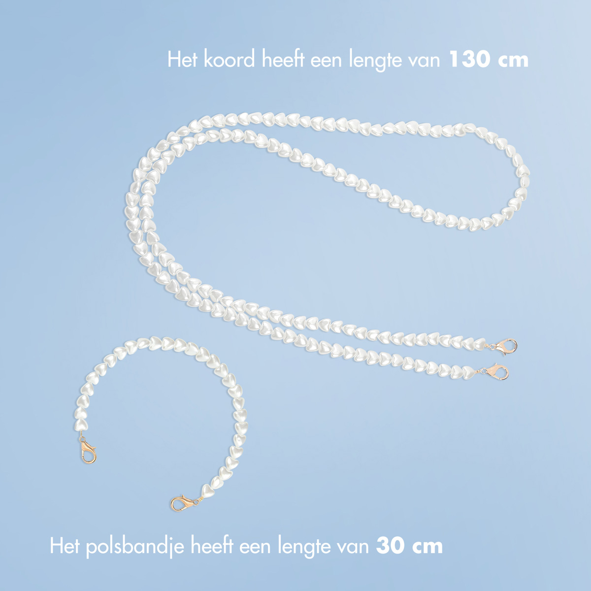 Twee kettingen: een met hartvormige parels en een armband, alles op een lichtblauwe achtergrond.