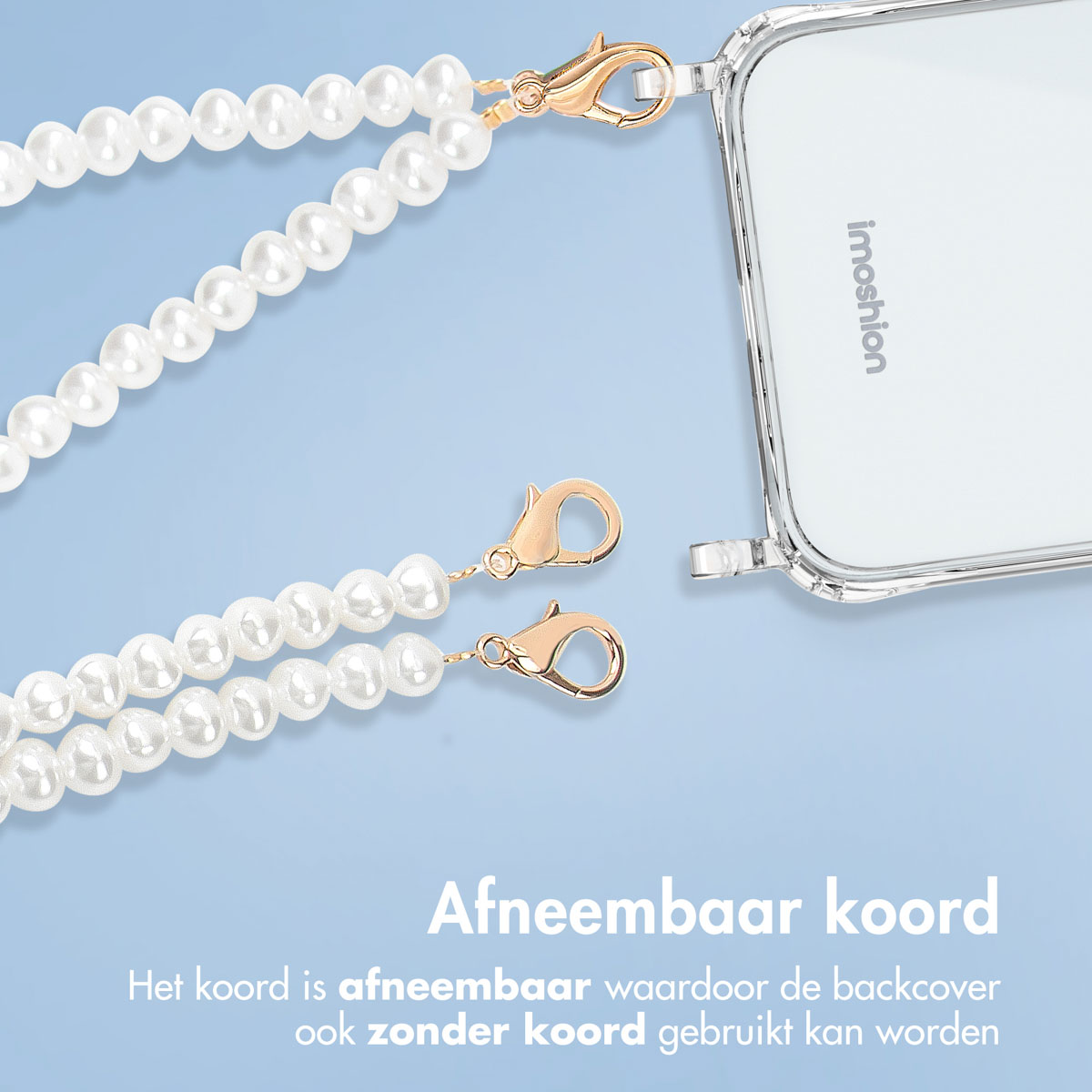 Parelsnoer met doorzichtige telefoonhoes met gouden sluitingen, lichtblauwe achtergrond.