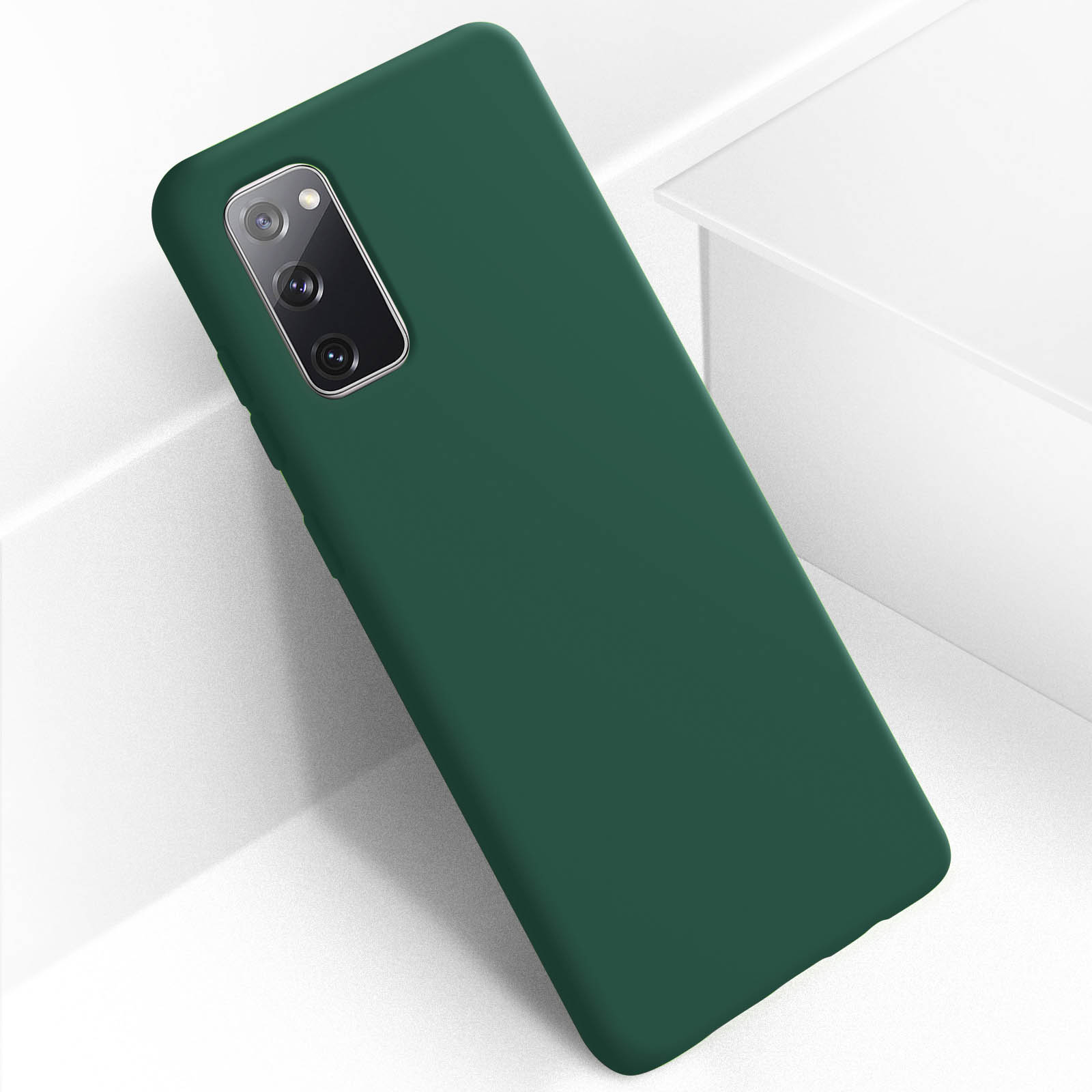 Coque de téléphone verte sur une surface blanche inclinée. La coque a une découpe pour la caméra.
