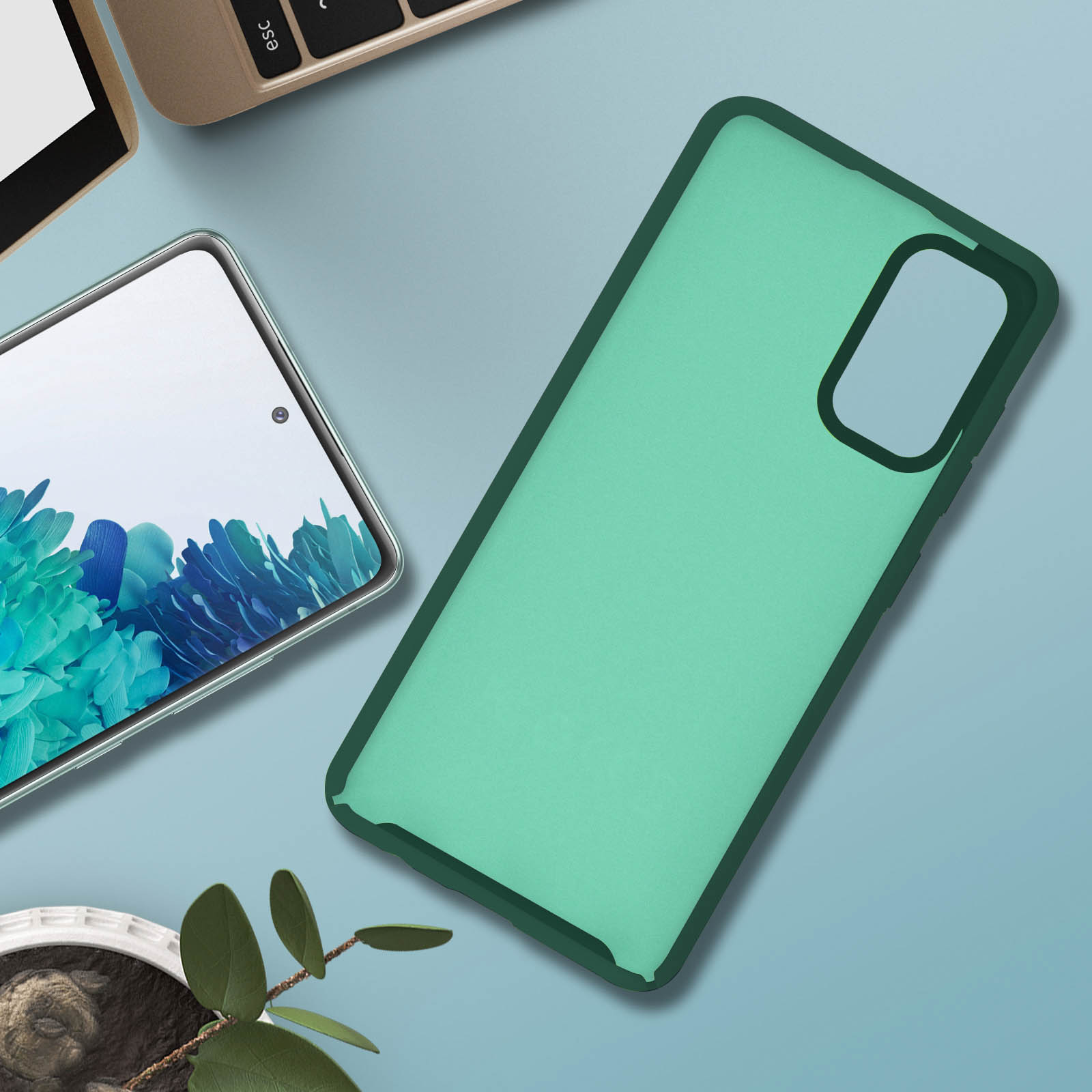 Une coque de téléphone verte posée sur une surface bleue. Un deuxième téléphone est à gauche.