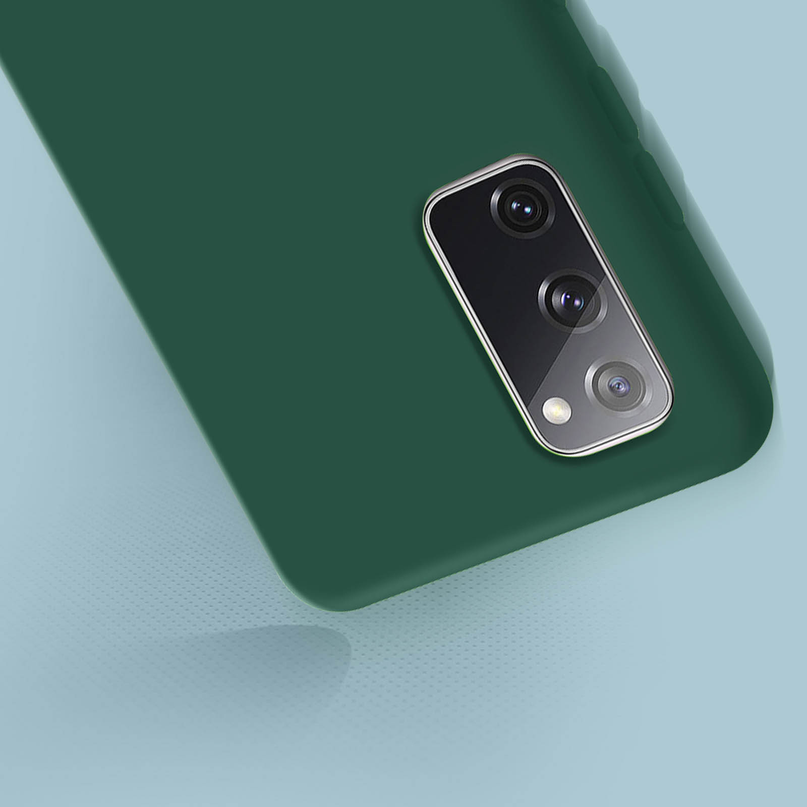 Coque de téléphone verte avec un module caméra.