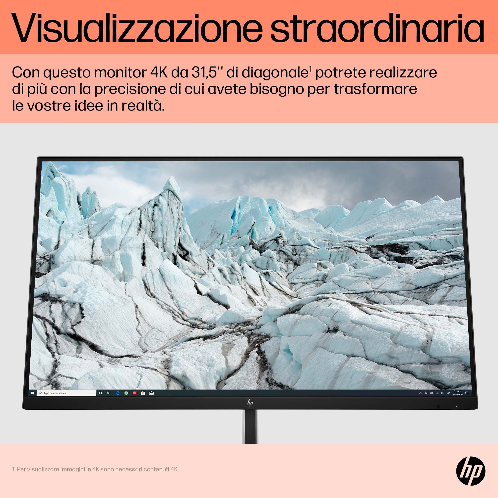 Duży monitor wyświetla obraz pasma górskiego. Tekst po włosku na górze. Logo HP na dole.