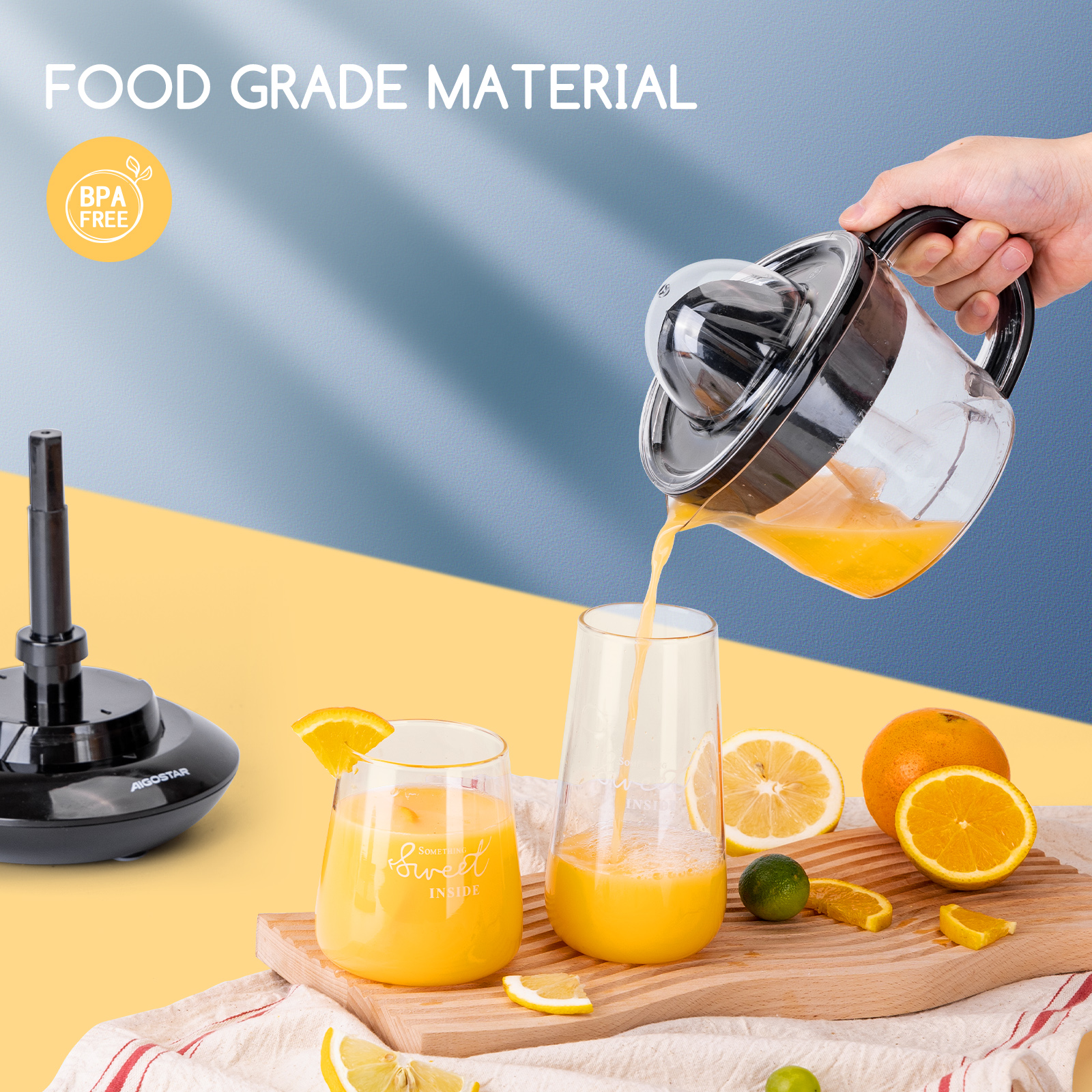 Jugo vertiéndose en un vaso. Hay naranjas, un exprimidor y una tabla de madera.