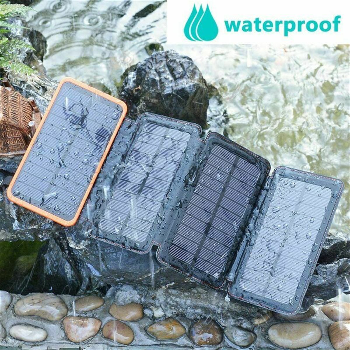 Mehrere wasserdichte Solar-Ladegeräte auf nassen Steinen.