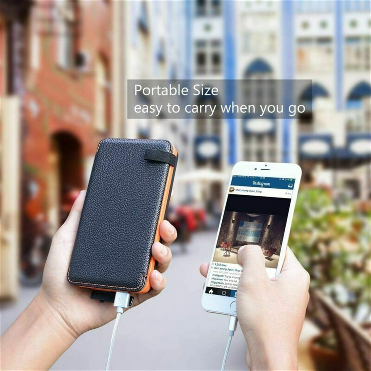 Hände halten ein Telefon. Das Telefon zeigt eine Instagram-Seite. Eine Powerbank auch in der Hand.