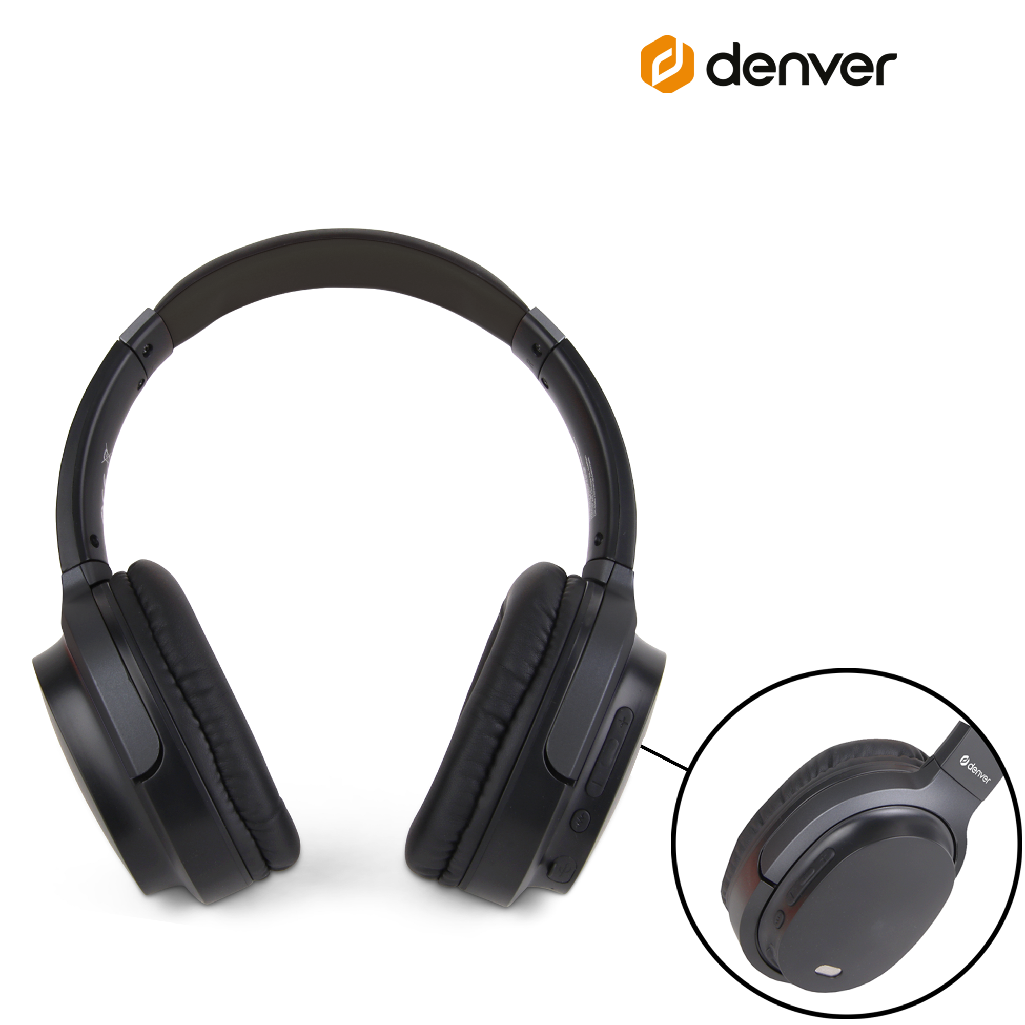 Czarne słuchawki z logo Denver. Zbliżenie na nausznik podkreśla markę.