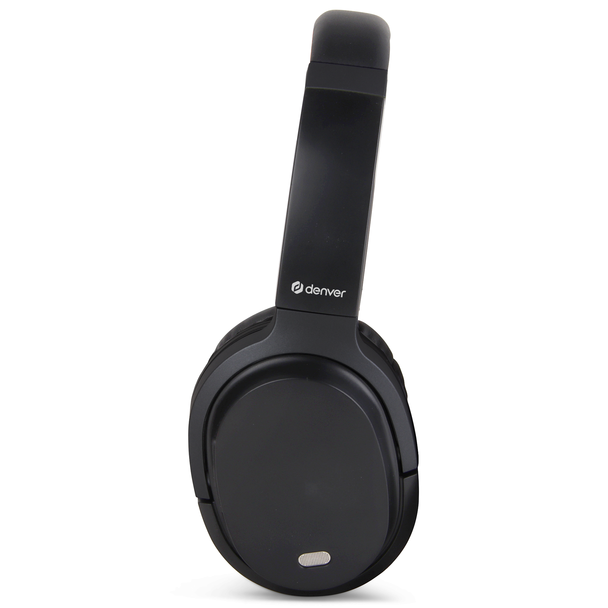 Czarne słuchawki, widok pod kątem. Logo Denver z boku. Białe tło.