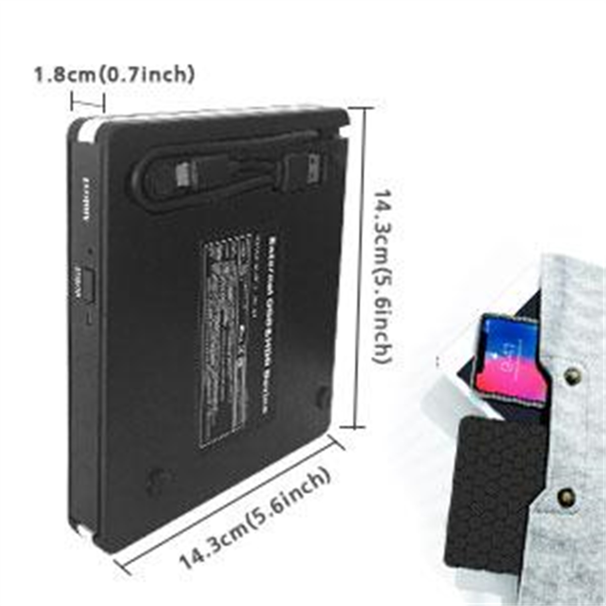 Schwarze Powerbank mit Abmessungen und ein Telefon in einer Tasche.