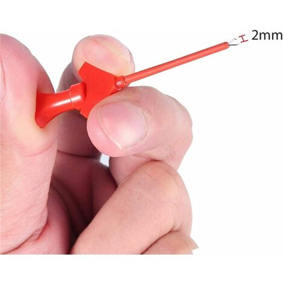 Hand hält ein rot-oranges Elektrokabelwerkzeug. Weißer Hintergrund.