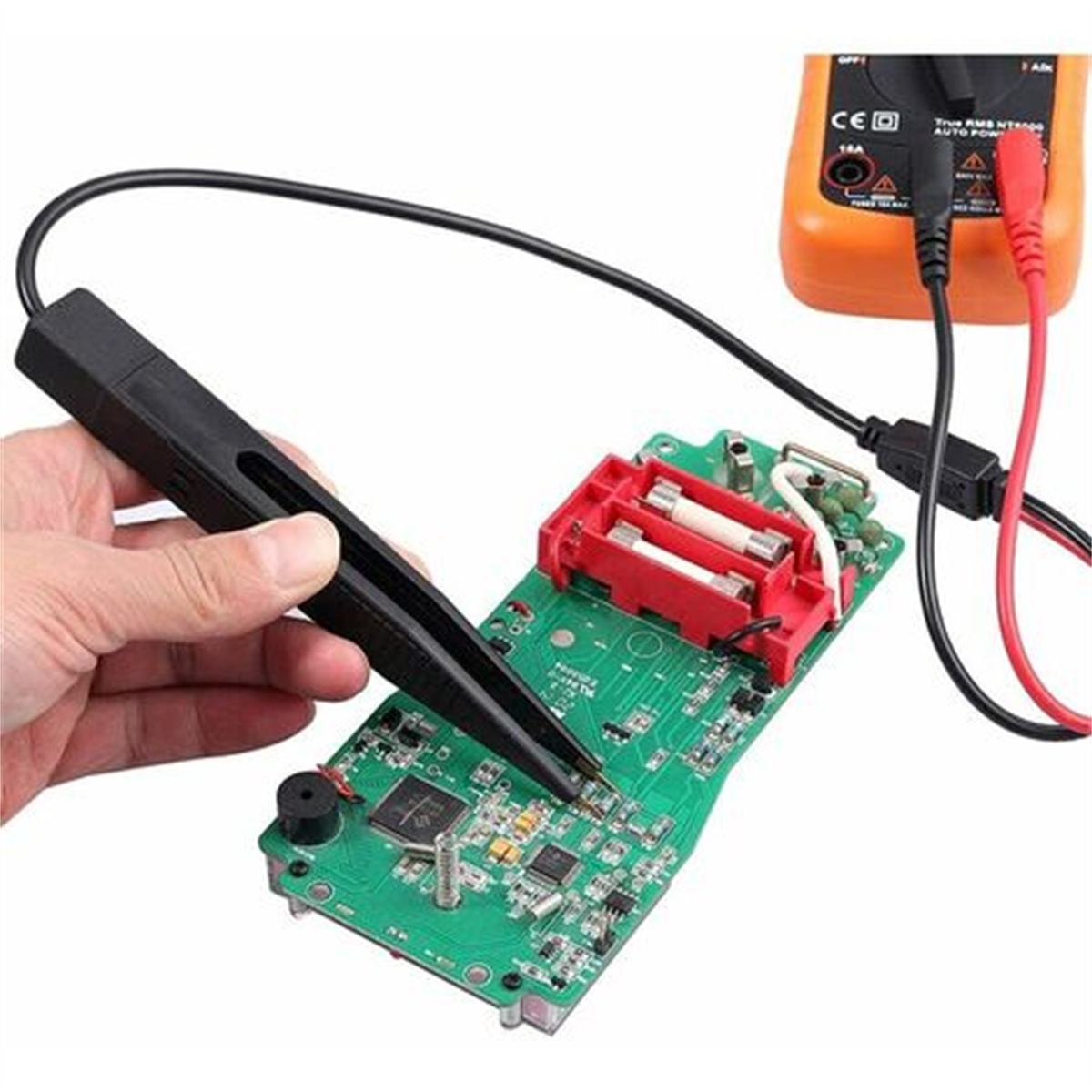 Eine Person verwendet ein Werkzeug, um eine elektronische Leiterplatte mit einem Multimeter zu überprüfen.