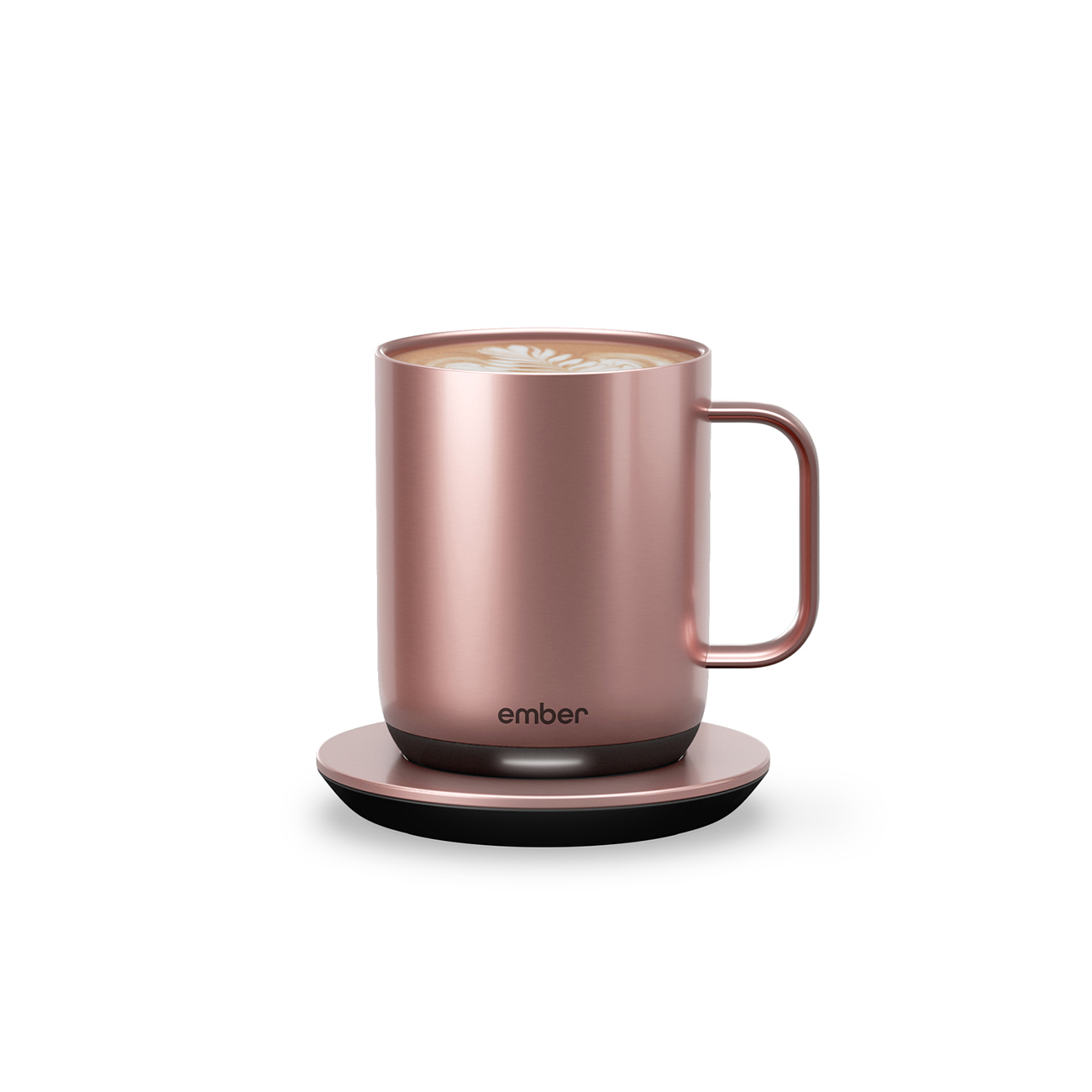 Una tazza color oro rosa con manico su una base di ricarica nera. Sfondo bianco.