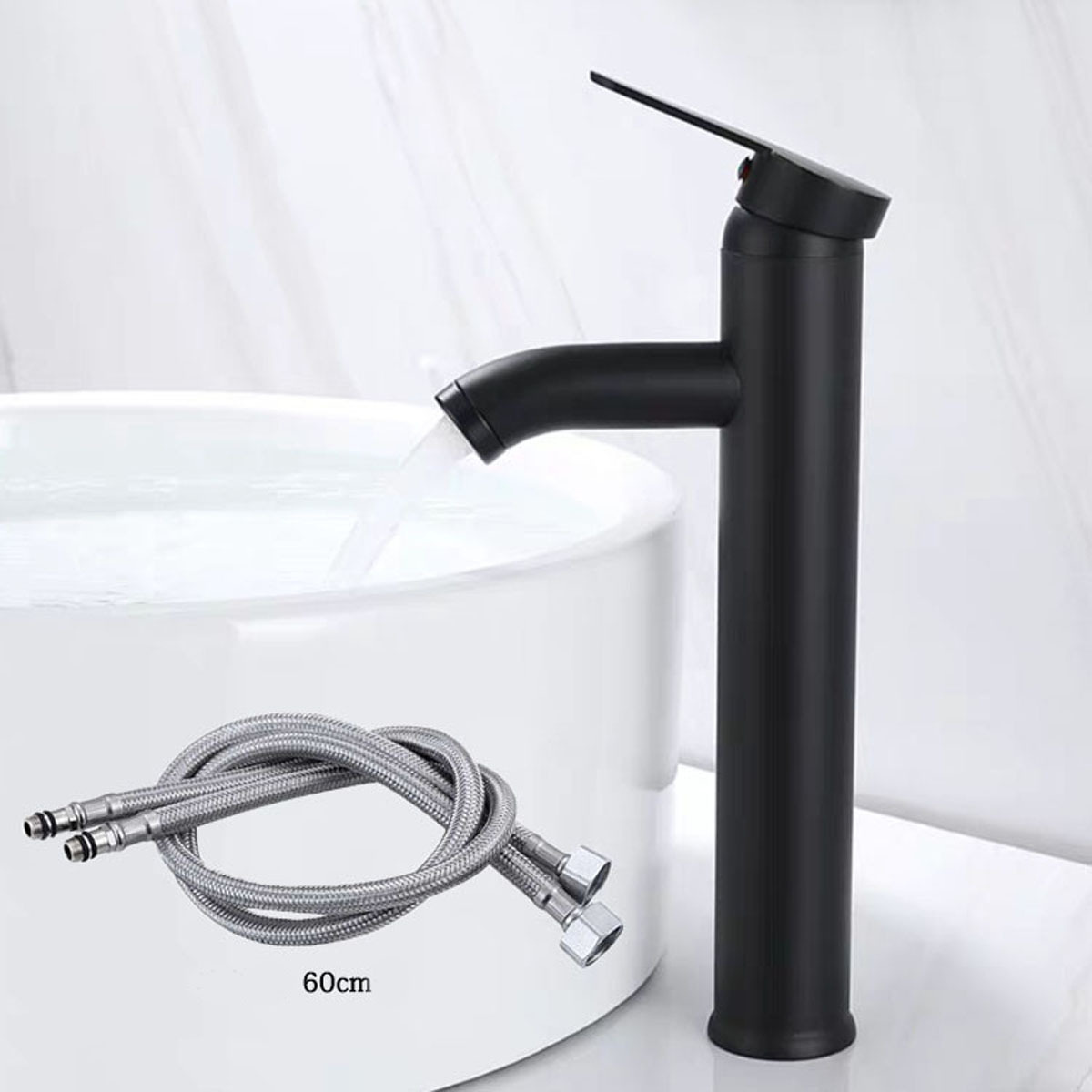 Schwarze hohe Armatur mit Wasserstrahl, weißes Waschbecken und silberne Schläuche. Der Hintergrund ist eine weiße Wand.