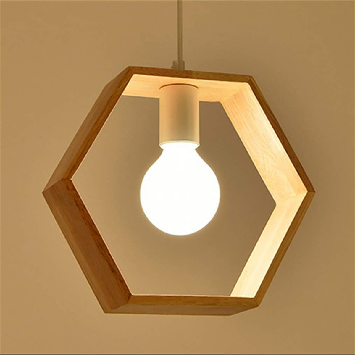 Eine hölzerne sechseckige Lampe mit einer Glühbirne in der Mitte, die von der Decke hängt.