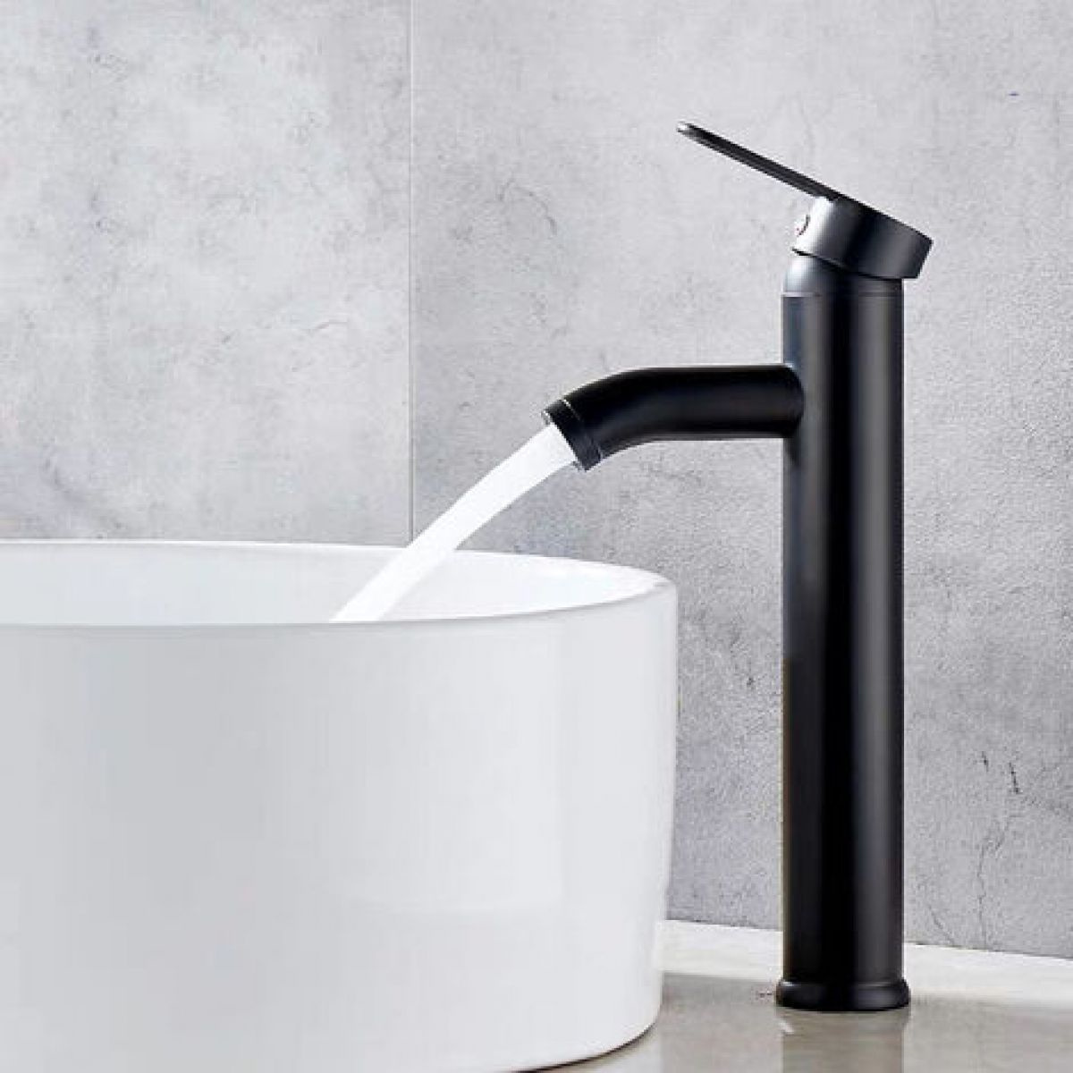 Ein schwarzer Wasserhahn, aus dem Wasser in ein weißes, rundes Waschbecken fließt. Der Hintergrund ist eine graue Wand.