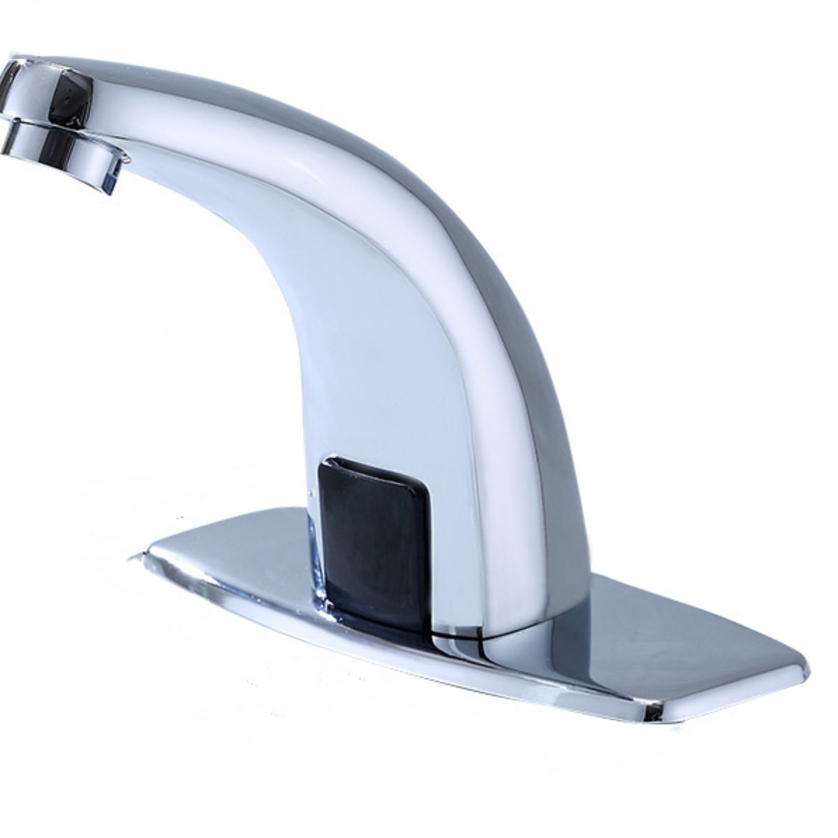 Chrom-Wasserhahn mit schwarzem Sensor. Der Wasserhahn steht auf einer rechteckigen Chrombasis. Weißer Hintergrund.