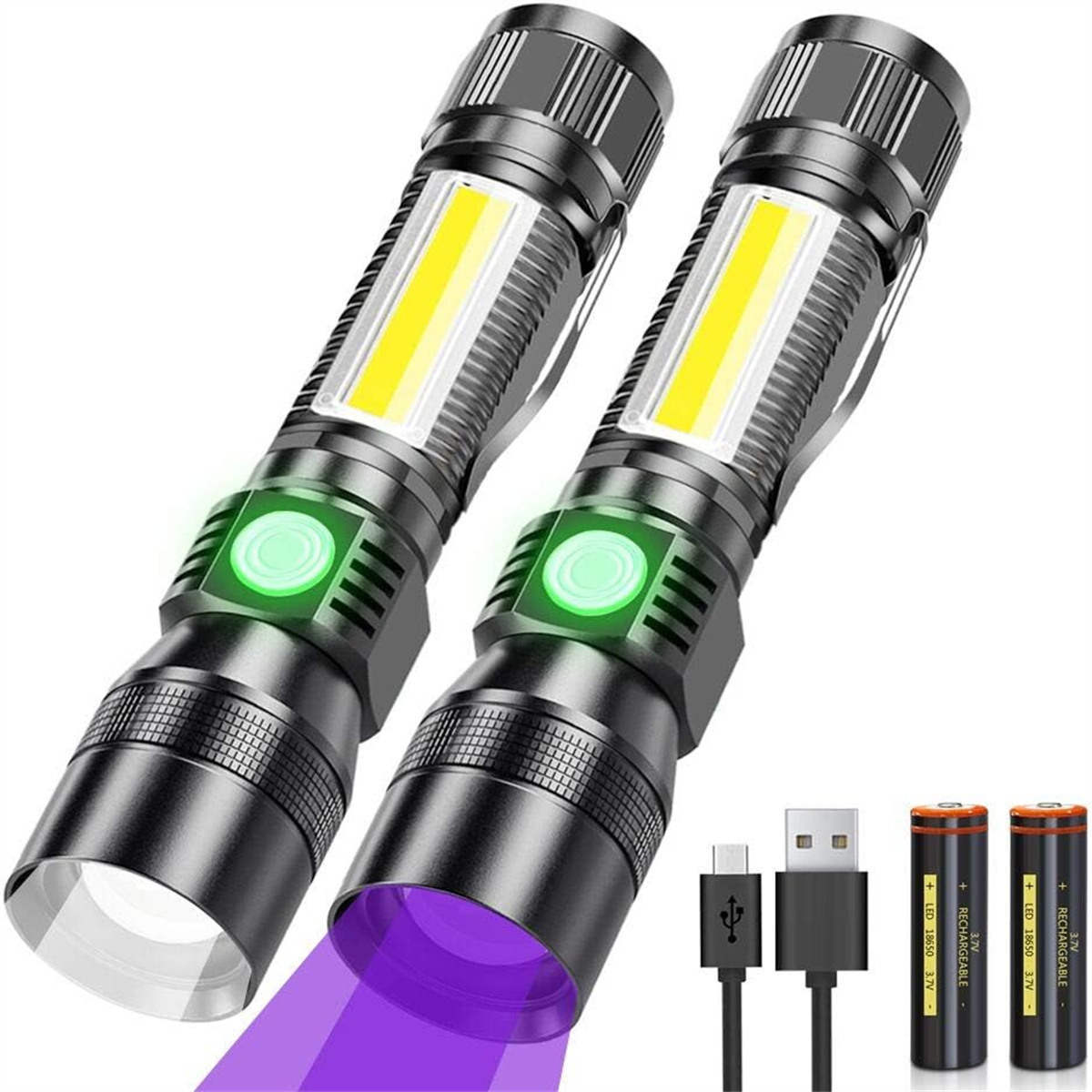 Zwei schwarze Taschenlampen mit violettem Strahl. Inklusive USB-Kabel, Batterien und Ladegerät.