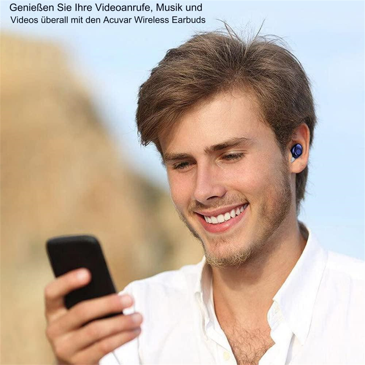 Mann mit blauen Ohrhörern, lächelnd, hält ein Telefon. Text auf Deutsch über Musik und Videos.