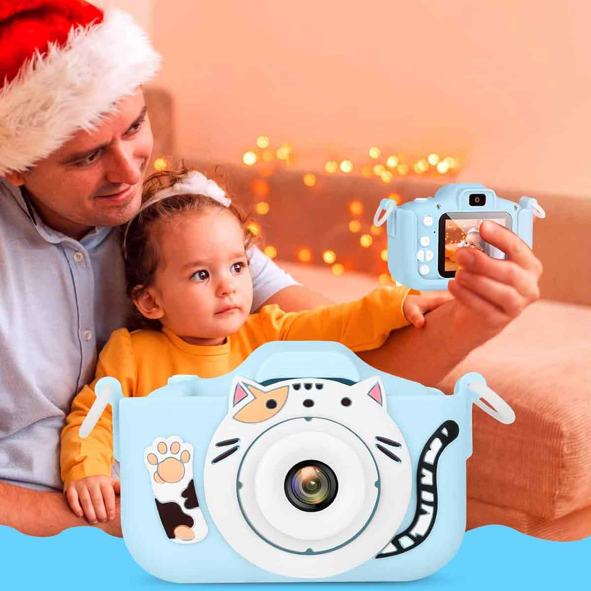 Ein Mann mit einem Kind macht ein Foto mit einer cartoonförmigen Kamera.