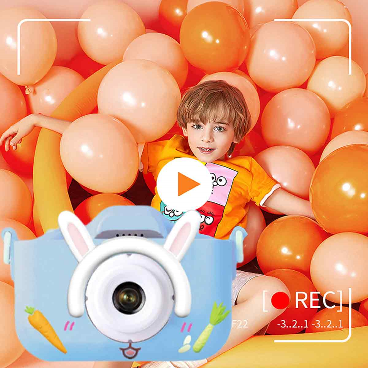 Kind mit Ballons, hält Spielzeugkamera mit Hasenohren, nimmt Video mit REC-Taste auf.