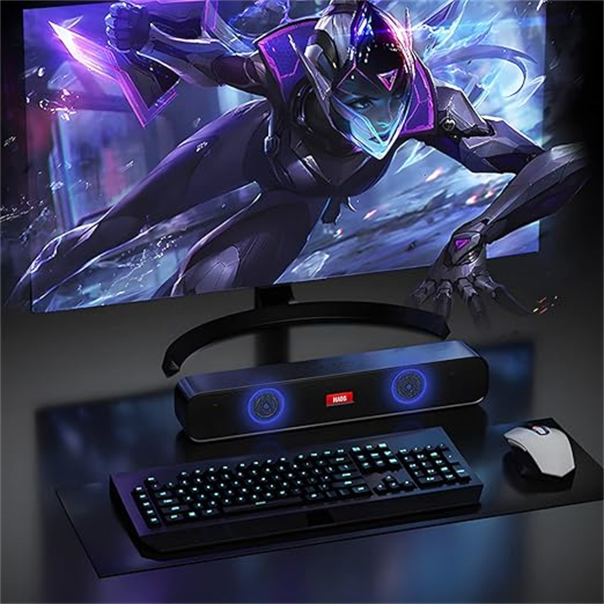 Ein Gamer-Setup mit einem Monitor, der einen Charakter anzeigt, Tastatur, Maus und Lautsprecher.