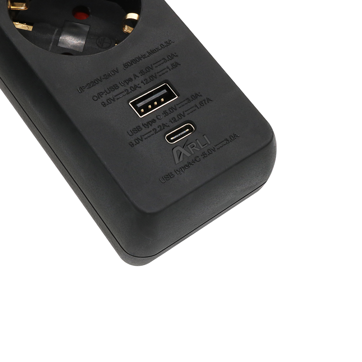 Schwarze Steckdose mit USB-Anschlüssen und Textdetails.