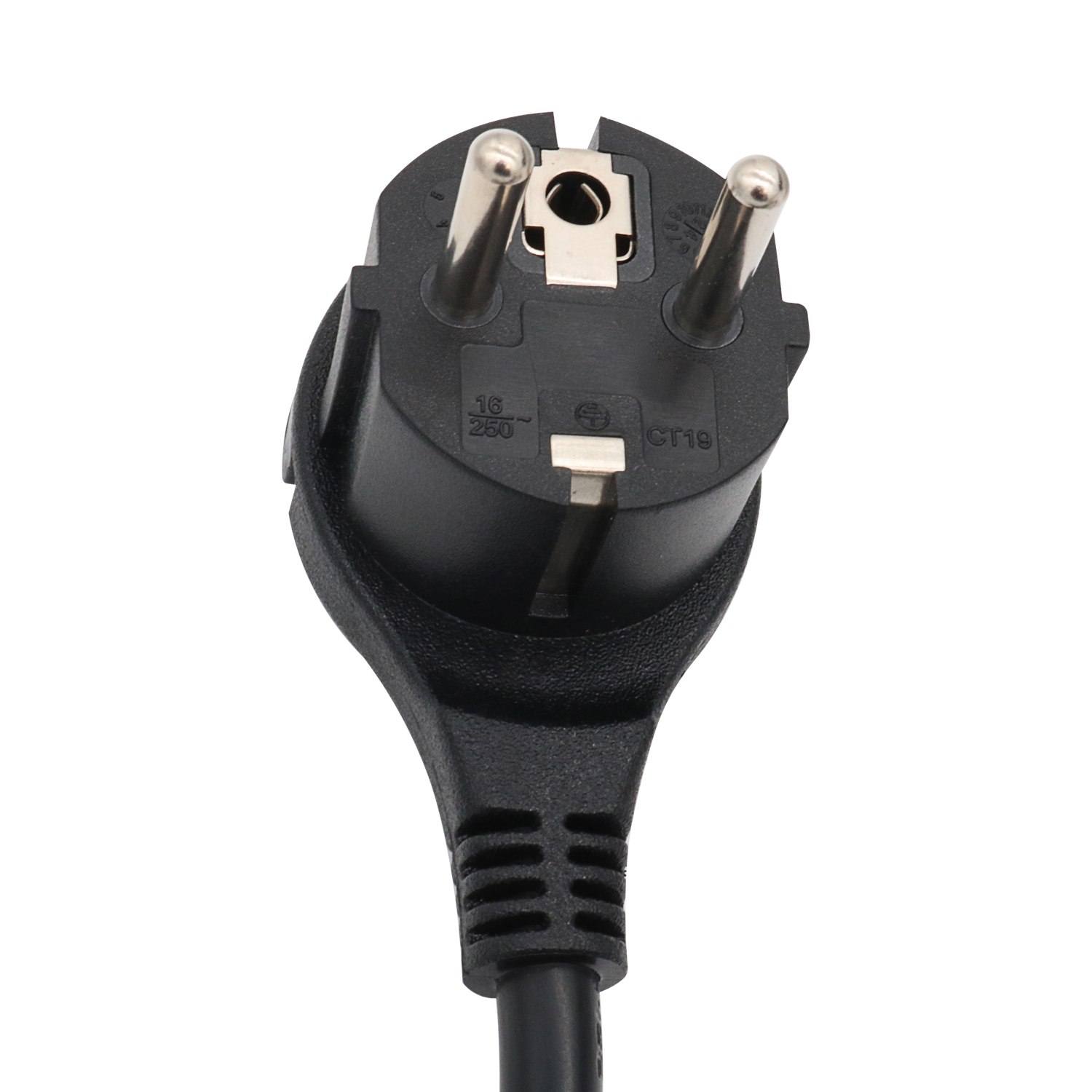 Ein schwarzer Netzstecker mit drei Stiften.