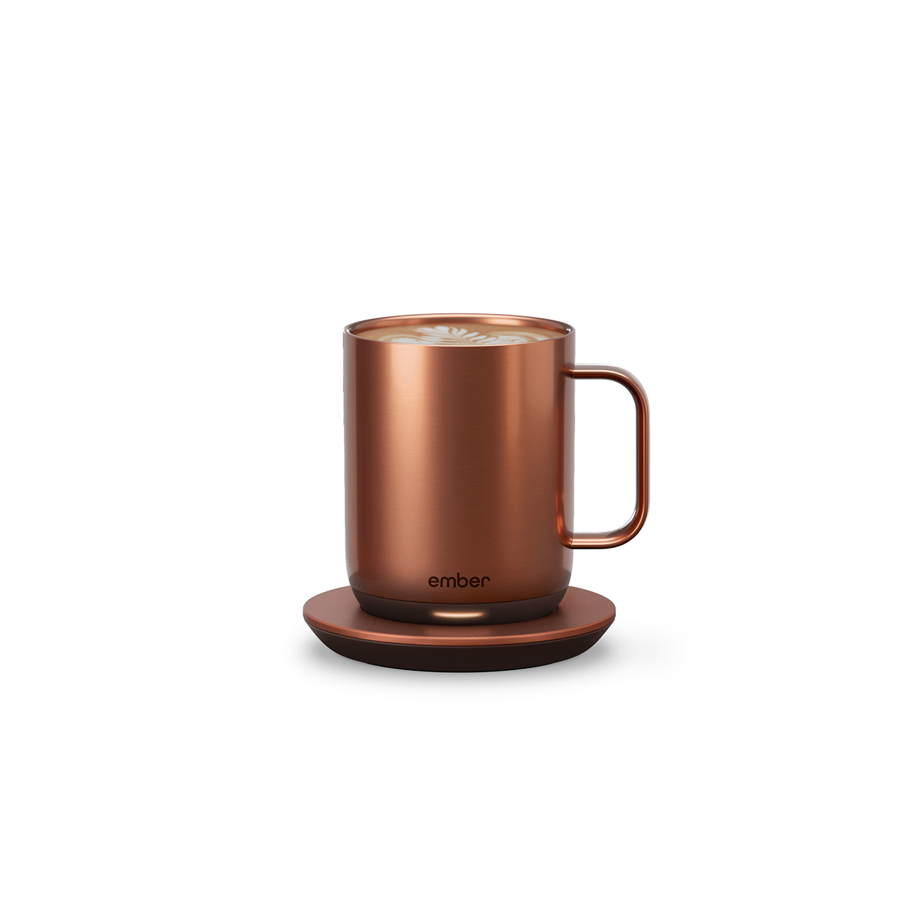 Una tazza color rame su un sottobicchiere abbinato. La tazza è riempita con un liquido chiaro.