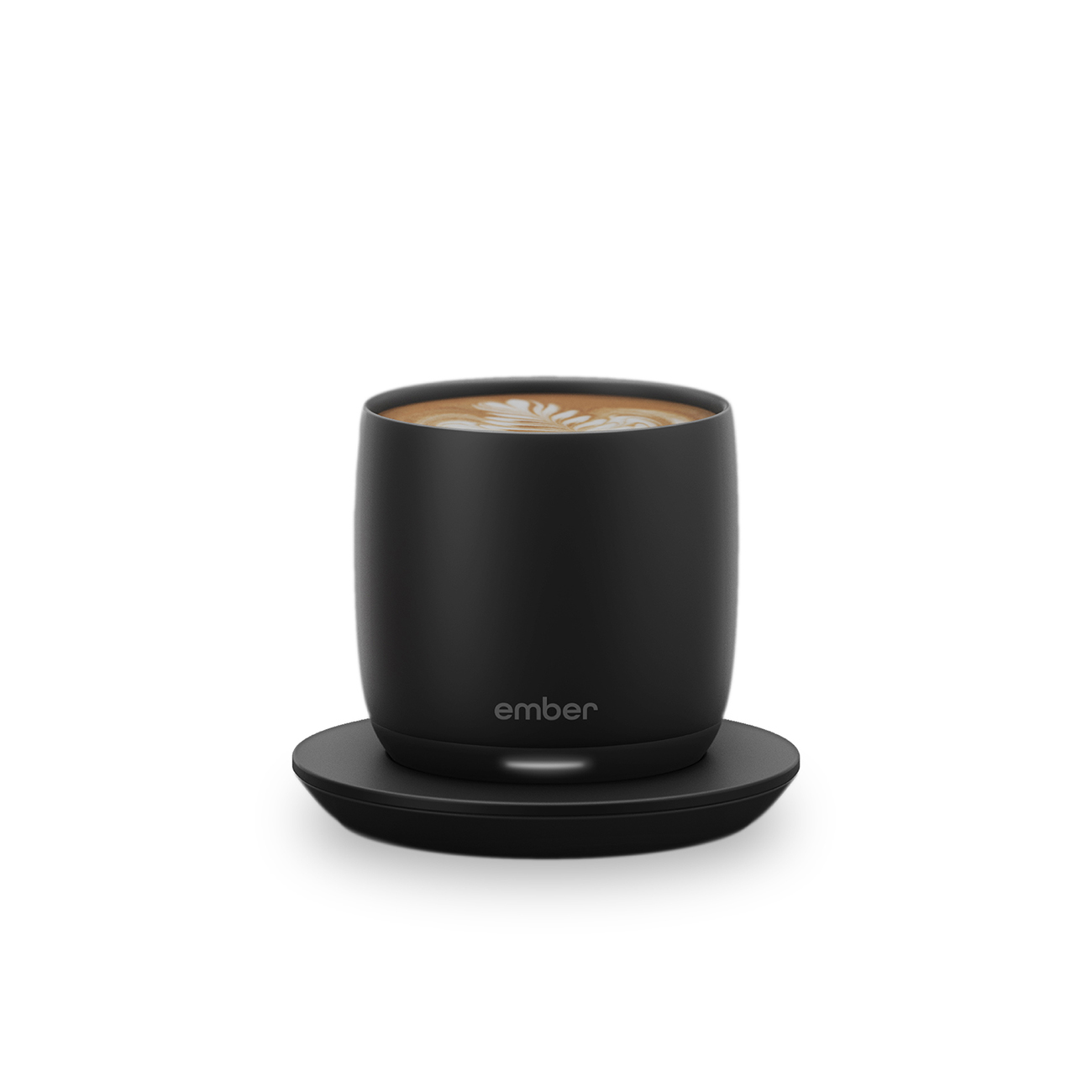 Una tazza Ember nera su un sottobicchiere di ricarica nero. Sfondo bianco.