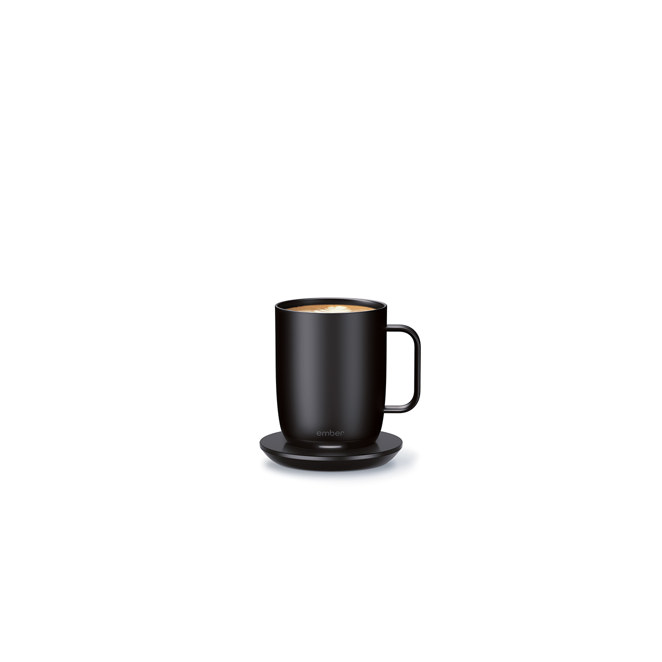 Una tazza Ember nera sulla sua base di ricarica nera. La tazza è piena di un liquido chiaro.