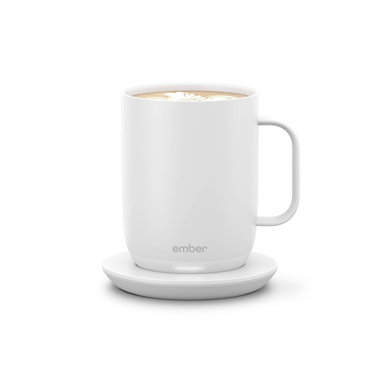 Tazza bianca con manico, su un sottobicchiere bianco, con un latte. Isolato su sfondo bianco.