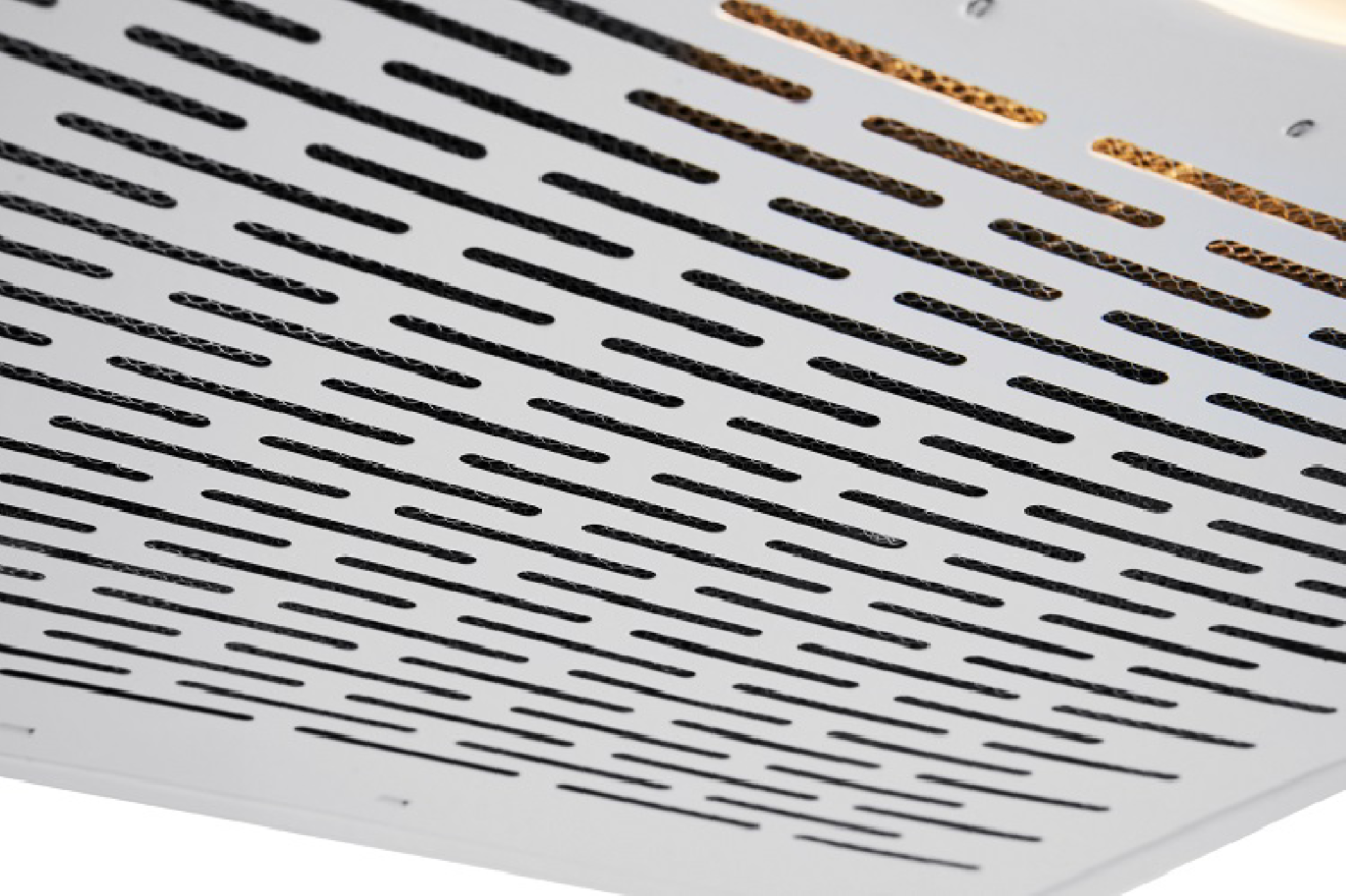 Weiße Deckenplatte mit diagonalen schwarzen Linien.