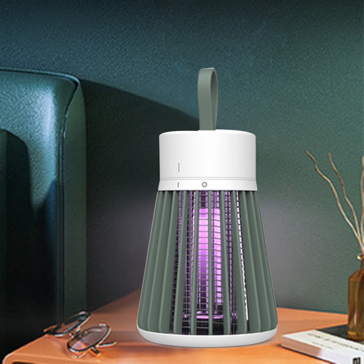 Ein grün-weißer Insektenvernichter. Es hat einen Griff und ein violettes Licht.