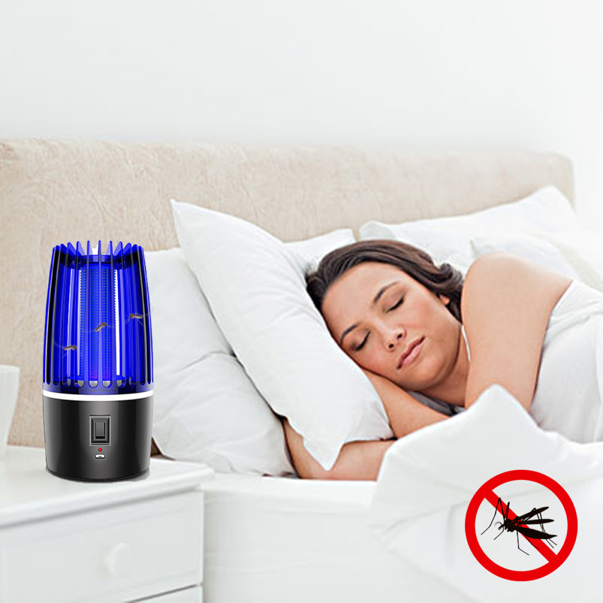 Eine schlafende Frau im Bett, ein blauer Mückenzapper steht auf dem Nachttisch mit einem Mückenverbotszeichen.