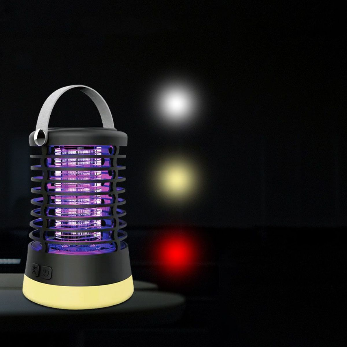 Schwarzer Insektenvernichter mit Griff, emittiert violettes Licht, auf dunklem Hintergrund.