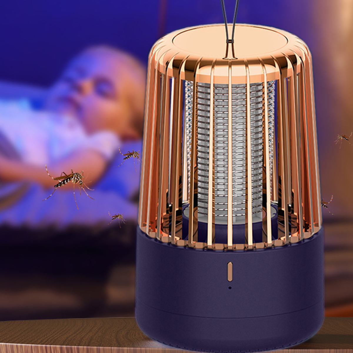 Goldene Moskitoschädlingslampe mit blauem Sockel und schlafendem Baby im Hintergrund.