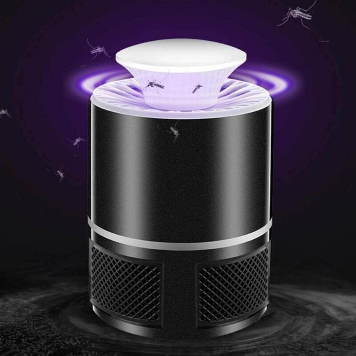 Ein schwarzer Insektenvernichter mit weißer Oberseite und violettem Licht, das Mücken anzieht. Der Hintergrund ist dunkelviolett.