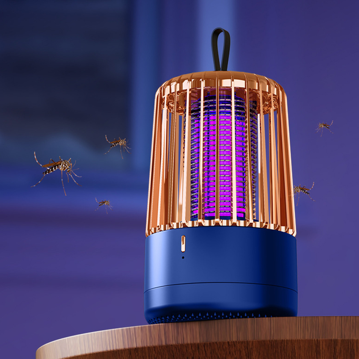 Mückenfalle, goldener Käfig, blauer Sockel. Lila Licht innen, umgeben von Mücken.
