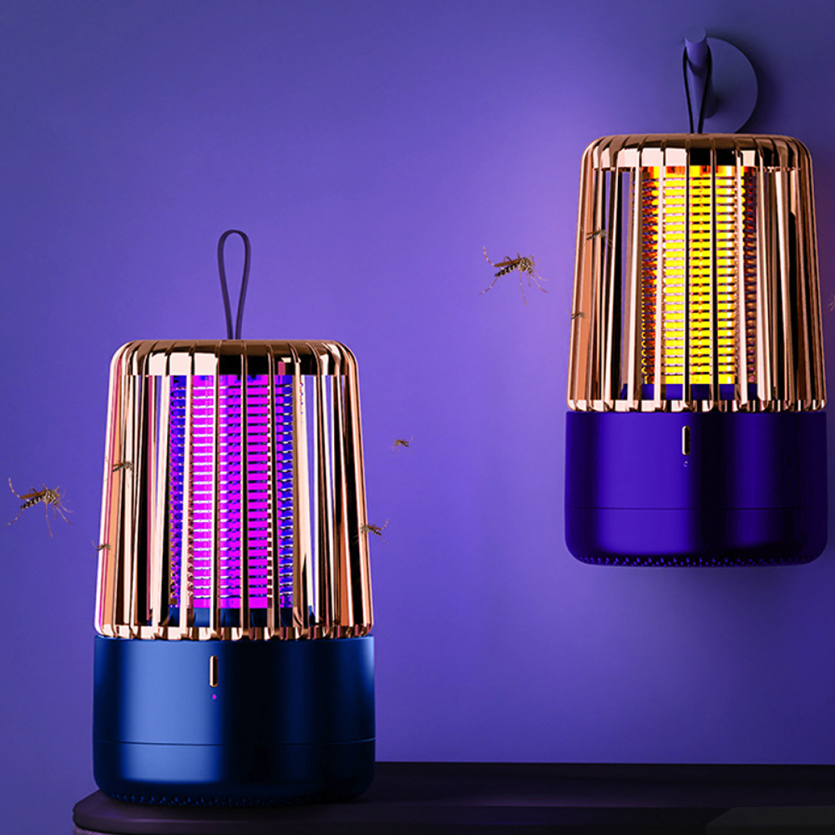 Zwei Moskitofallen mit lila und goldenem Design. Mücken fliegen um die Fallen herum.