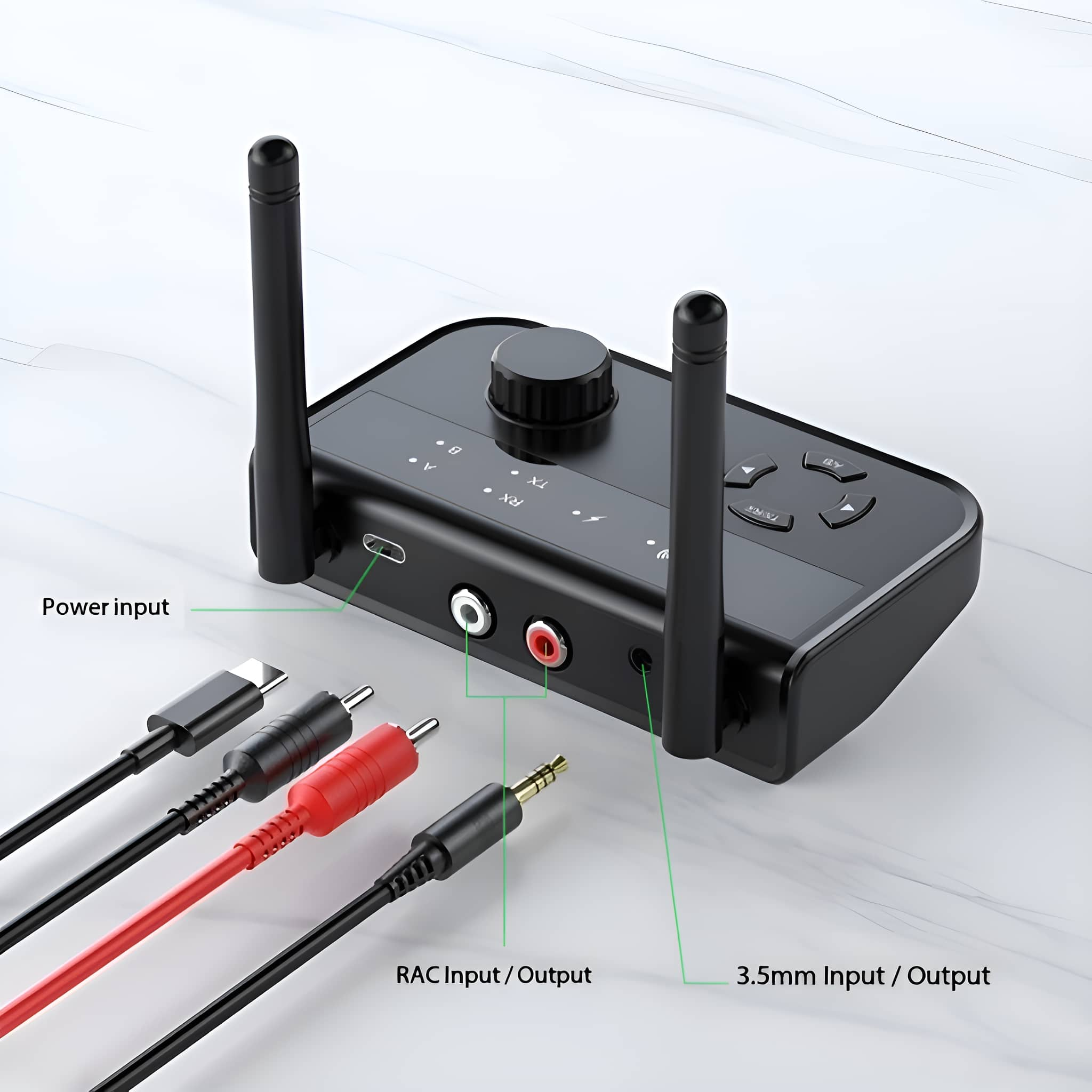 Schwarzer Audio-Transmitter mit Eingängen/Ausgängen: Strom, Cinch und 3,5 mm. Kabel und Etiketten sichtbar.