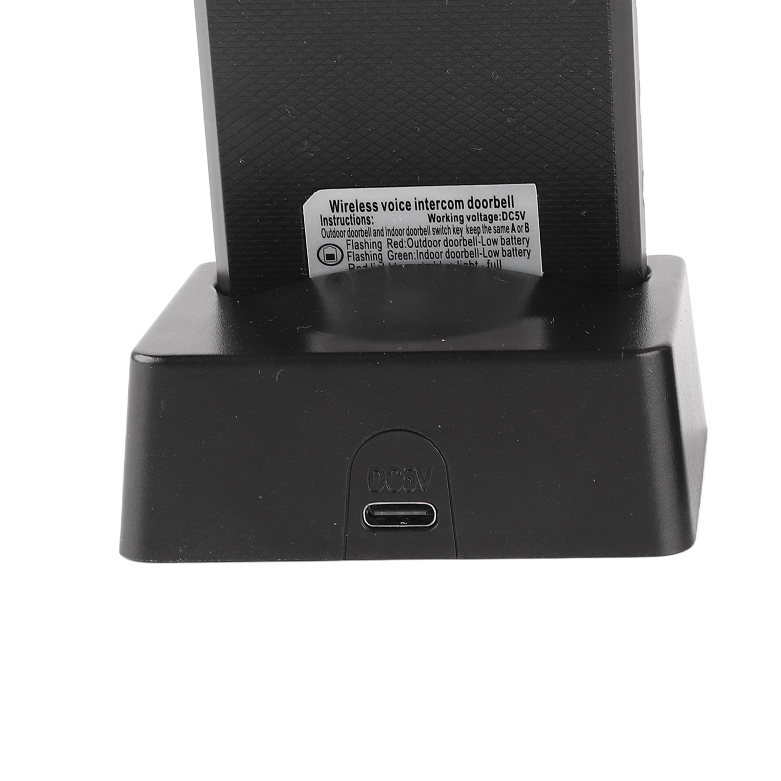 Schwarze Intercom-Basis mit Ladeanschluss. Ein Aufkleber zeigt Anweisungen und Betriebsspannung.