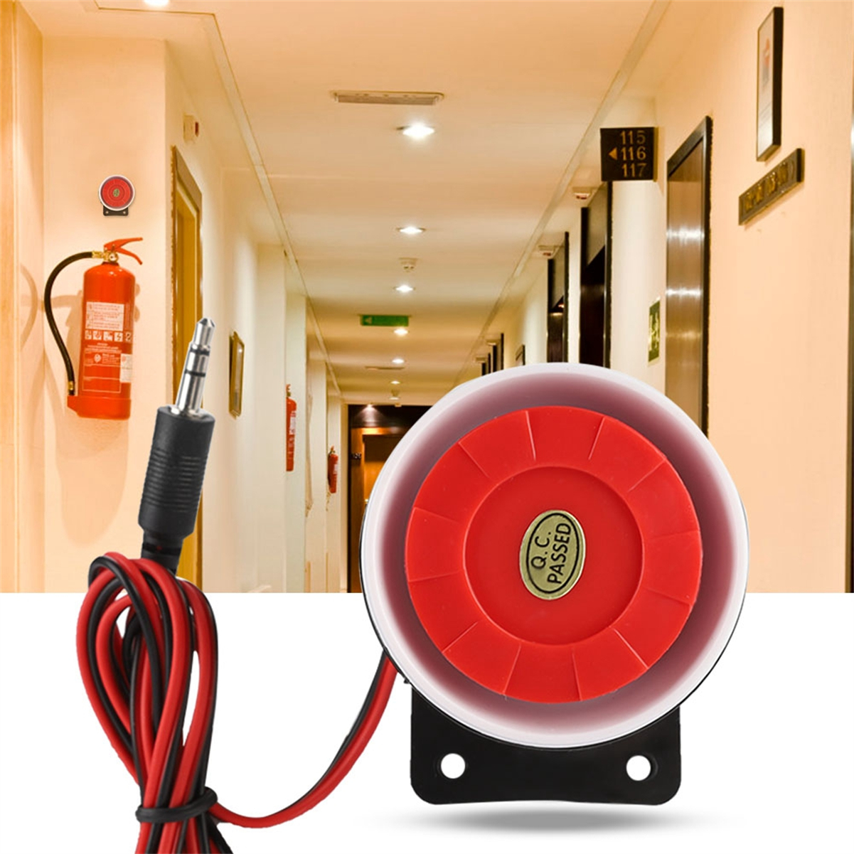 Rote Alarmglocke mit roten und schwarzen Drähten in einem Flur, mit Feuerlöscher.