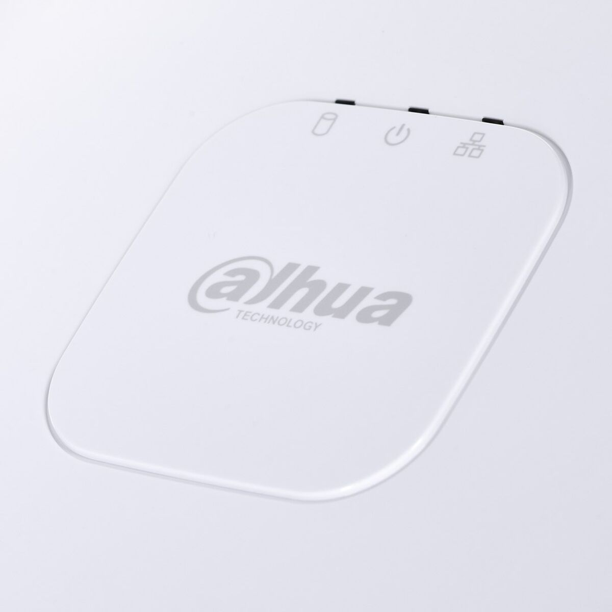 Primo piano di un coperchio di un dispositivo bianco con un logo e tre piccole luci.