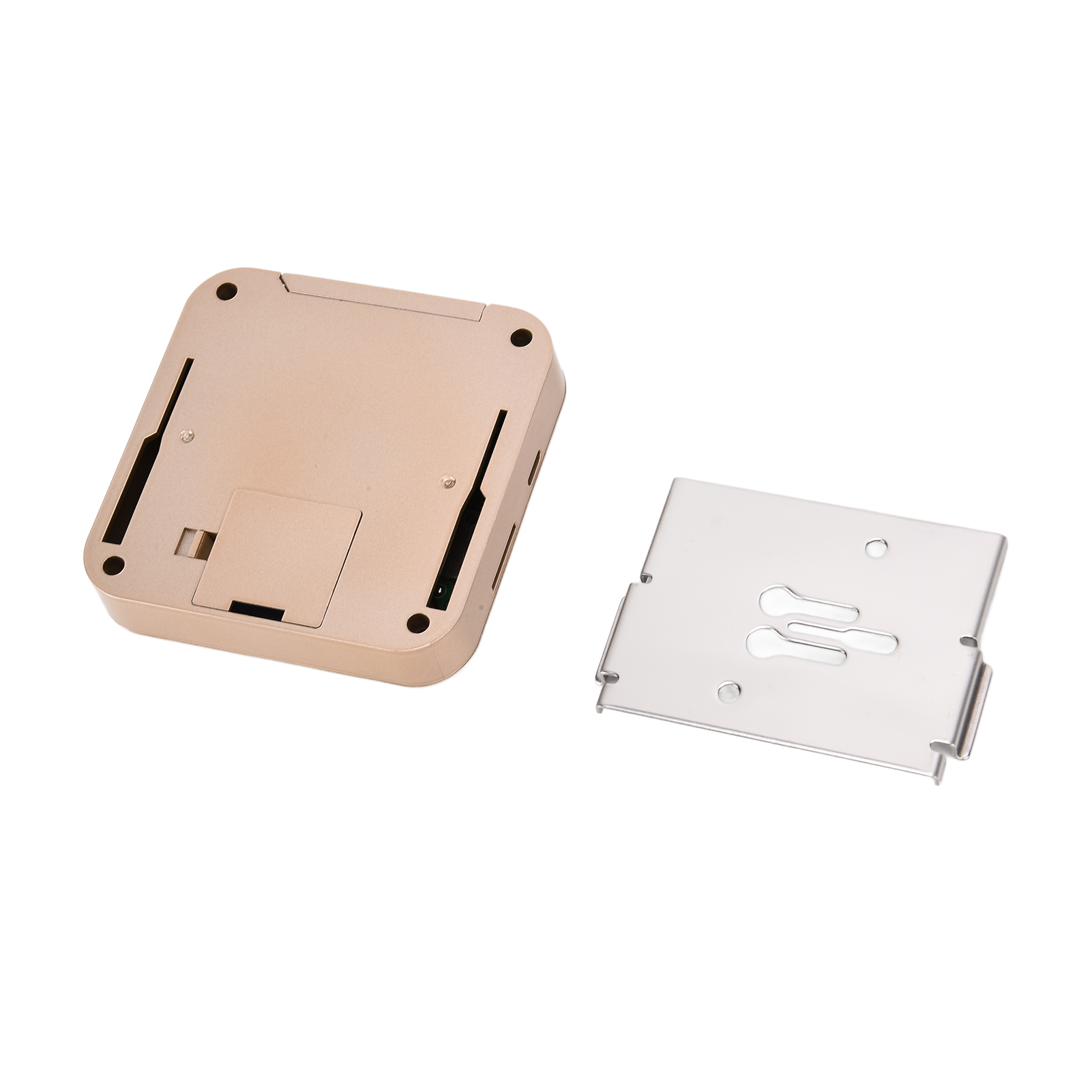 Goldfarbenes elektronisches Gerät mit separater Metallplatte, beide auf weißer Oberfläche. Unteransicht.