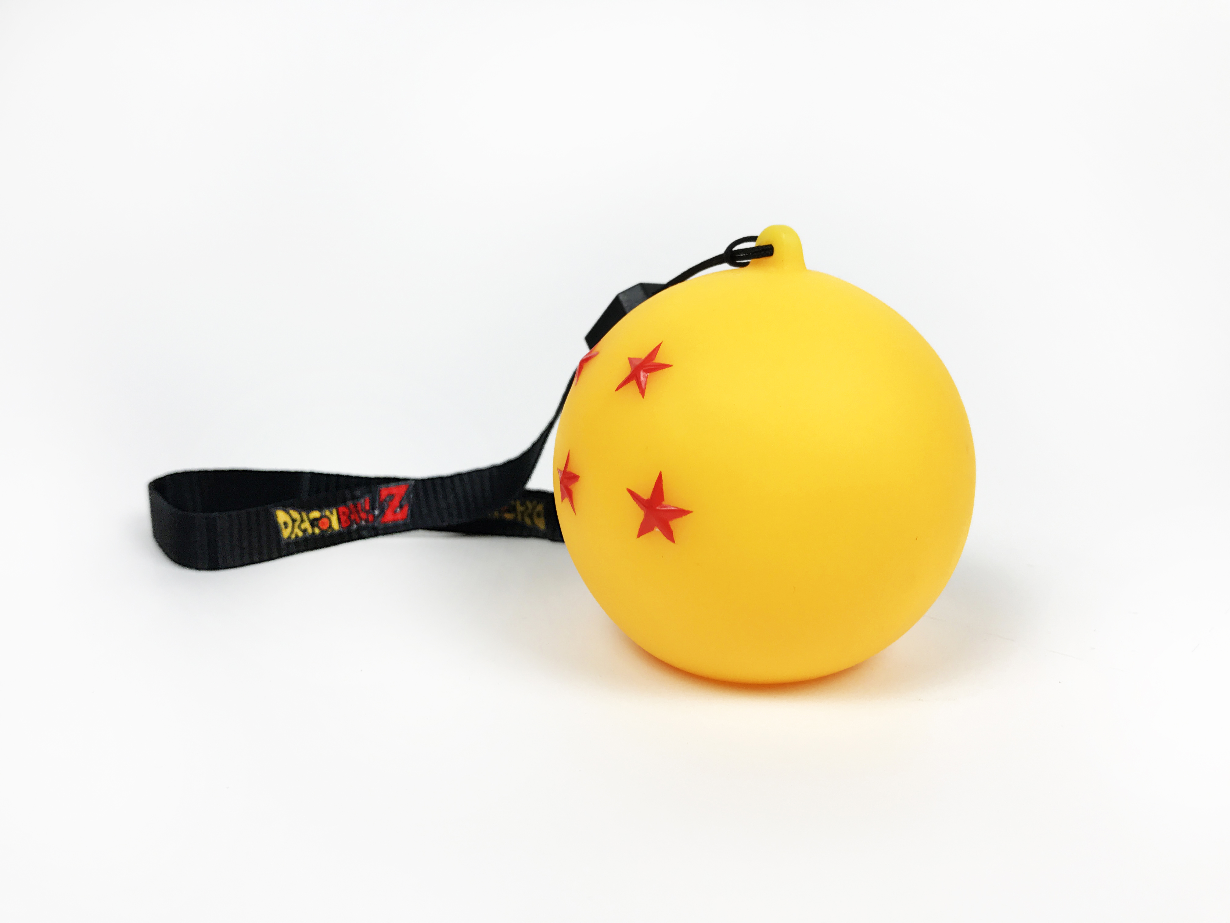 Sfera gialla di Dragon Ball Z con quattro stelle rosse e un cordino nero.
