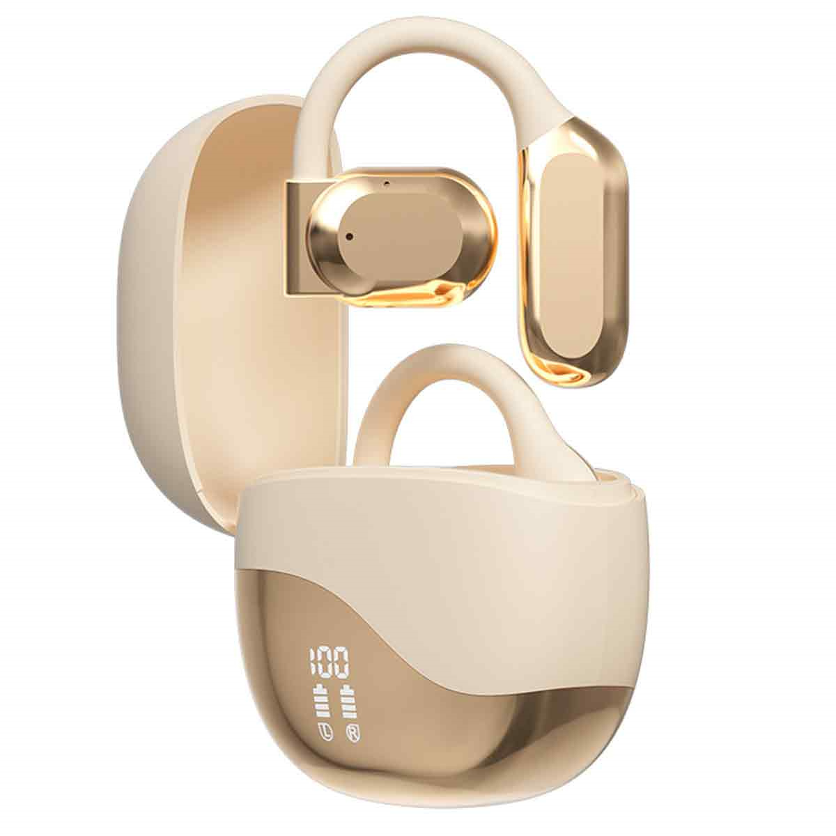 Beige-goldene kabellose Ohrhörer in einem geöffneten Ladecase. Weißer Hintergrund.