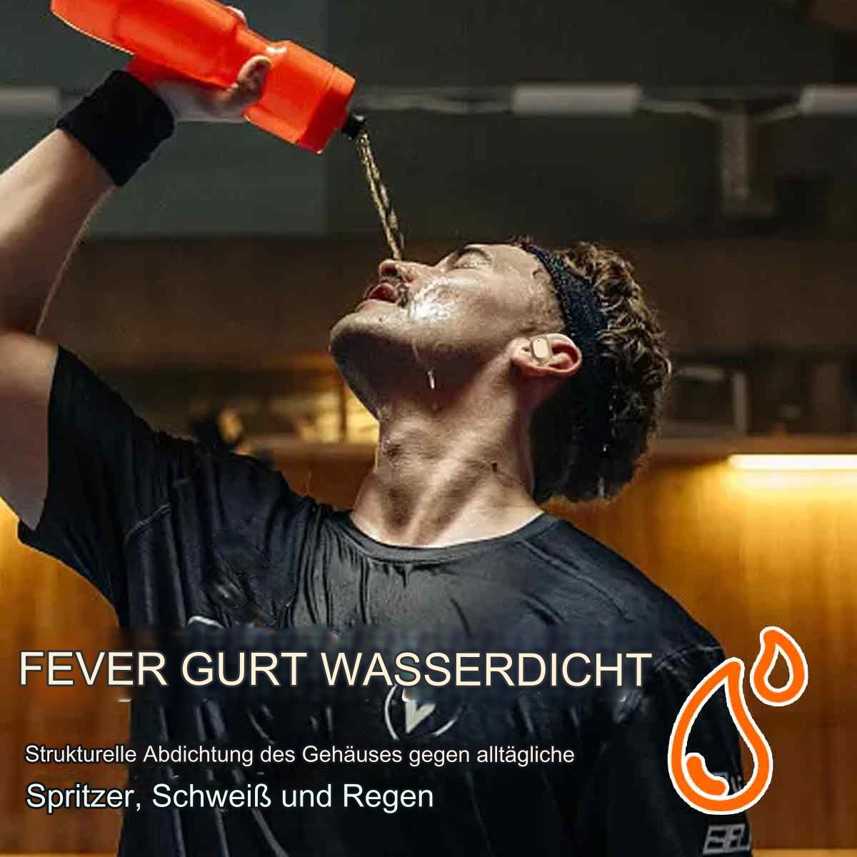 Ein Mann trinkt aus einer orangefarbenen Wasserflasche. Wasser fließt über sein Gesicht. Text: 'Fever Gurt Wasserdicht', wasserdicht.