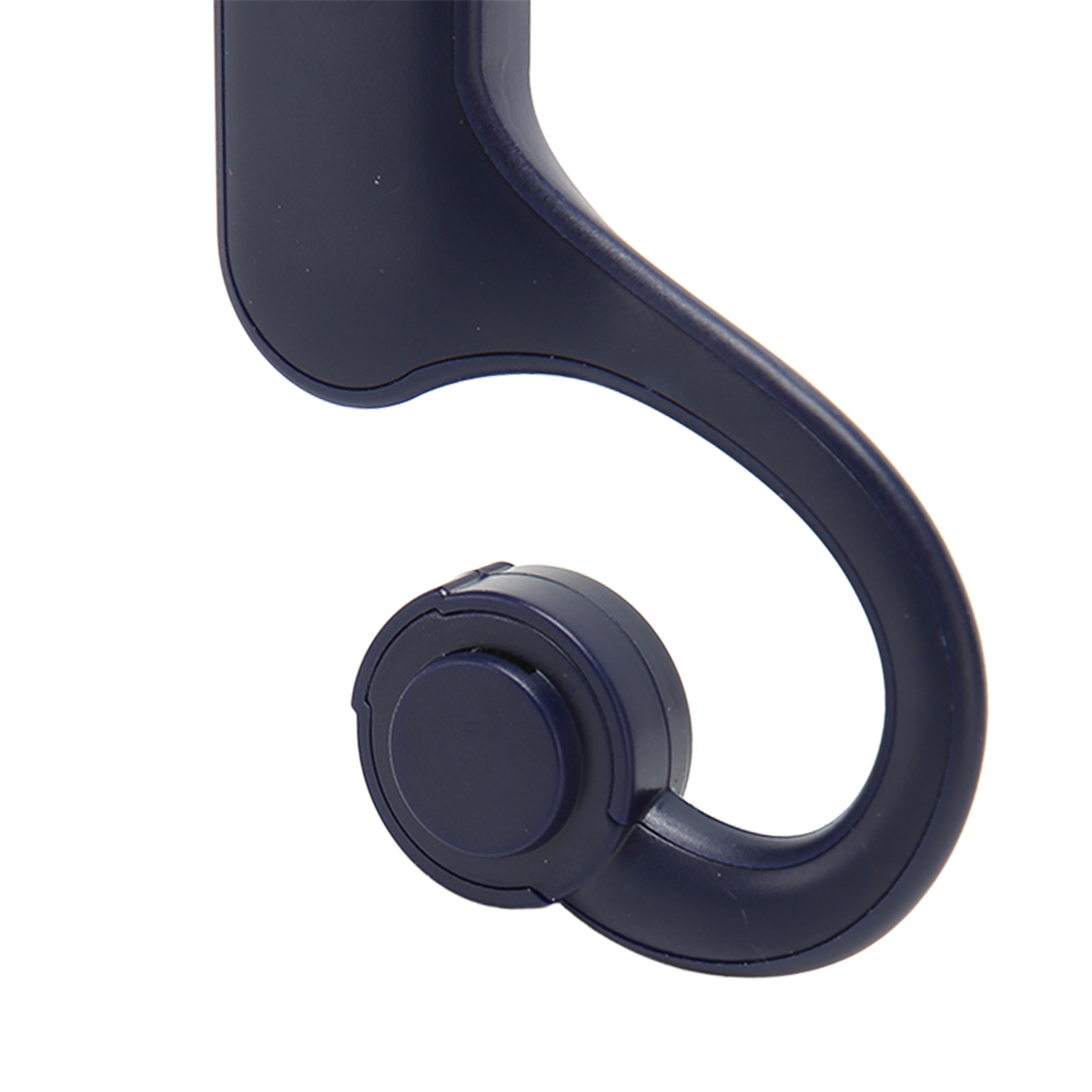 Nahaufnahme eines dunkelblauen Headsets mit gebogenem Ohrbügel und kleinem, rundem Knopf.